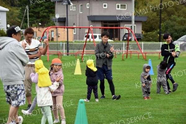 お父さんと競技にハッスル　陸別保育所「お父さん会」運動会 15