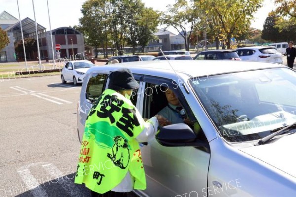 鹿追町女性の会が交通安全願い啓発活動