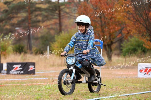 気分はライダー！　秋めく新嵐山スカイパークの特設コースをキッズ電動バイクで走り抜ける子ども