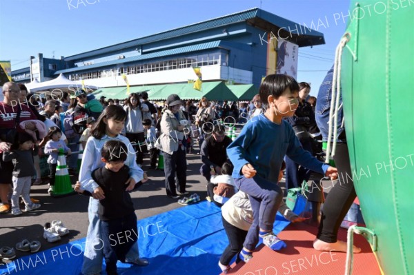 大勢が来場した帯広競馬場。会場にはふわふわドームも設置され、子どもたちの人気を集めた