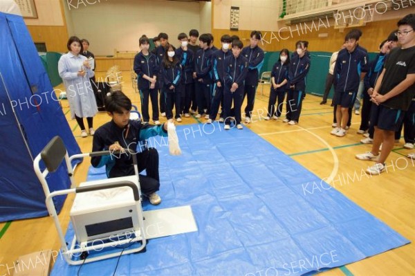 広尾高１年生が段ボールベッド設営など体験　避難所運営訓練 2