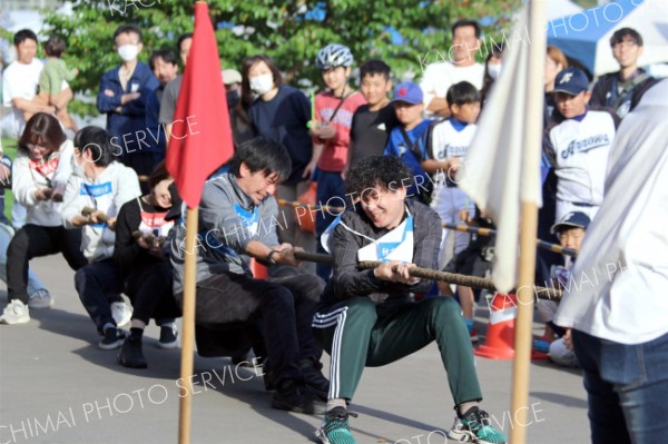 大勢の来場者が見守る中、熱戦が繰り広げられた綱引き大会（上士幌）