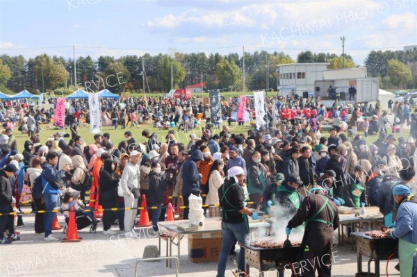 多くの来場者でにぎわったしほろ収穫祭（士幌）