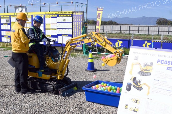 建設機器を操作　帯七中の生徒が職場体験