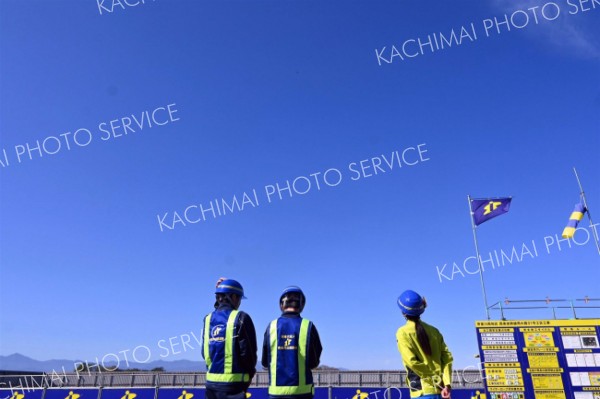 点にしか見えないほど、ドローンを空高くに飛ばす帯広第七中の生徒ら