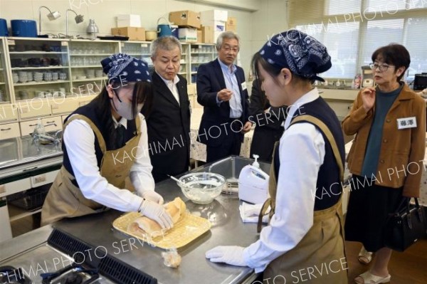 帯広市教育長・教育委員が帯広南商業高校クッキング部員と意見交換