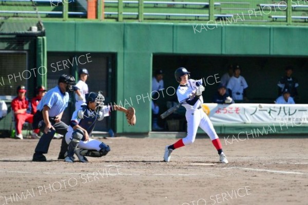 【決勝・帯西陵・帯八―帯翔陽・帯四】三回表、帯西陵・帯八の鈴木佑星（帯八２年）の左前適時打が決勝打となった