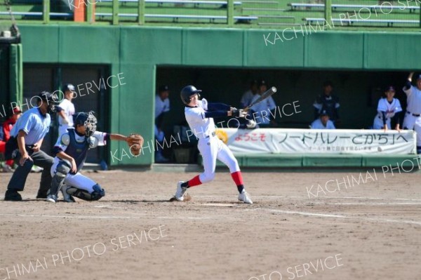 【決勝・帯西陵・帯八―帯翔陽・帯四】三回表、帯西陵・帯八の鈴木佑星が左前適時打を放つ