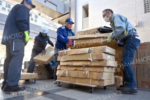 投票へ準備着々　記載台など物品搬入