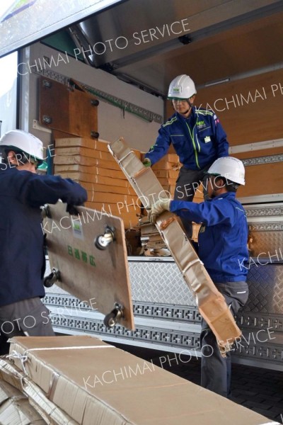 投票に必要な物品を市役所から運び出す運送業者（２５日午前７時２０分ごろ）