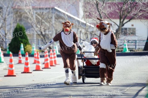 サンタの姿で点灯式を盛り上げ　広尾で仮装ソリ大会 4