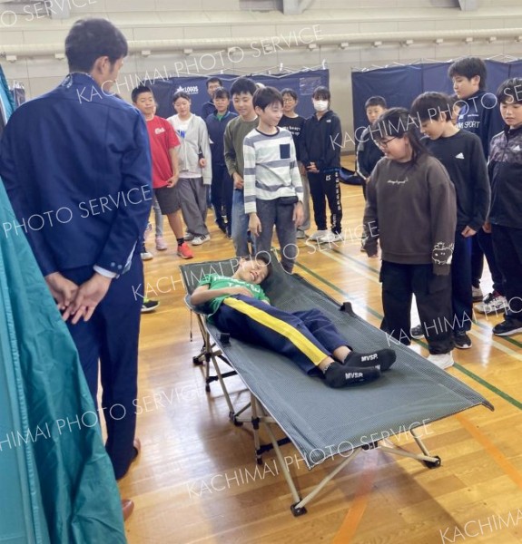 本別中央小で一日防災学校　段ボールベッド作製や大雨の危険性など学ぶ 3