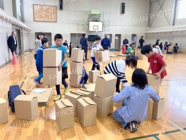 本別中央小で一日防災学校　段ボールベッド作製や大雨の危険性など学ぶ 7