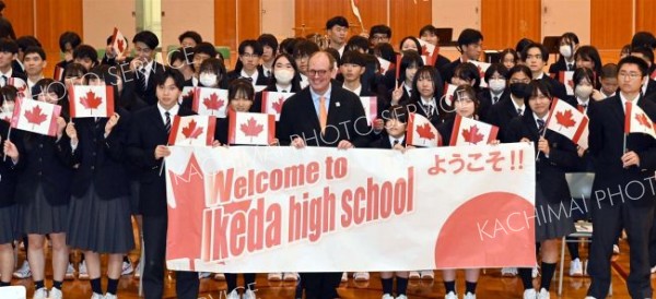 池田高校でカナダ大使館の出前授業