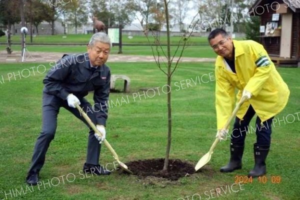 ナウマン公園で「トラックの森づくり植樹式」　トラック協会