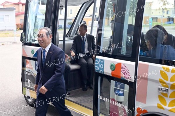 試乗を終えてバスを降りる竹中町長（２５日、須貝拓也撮影）