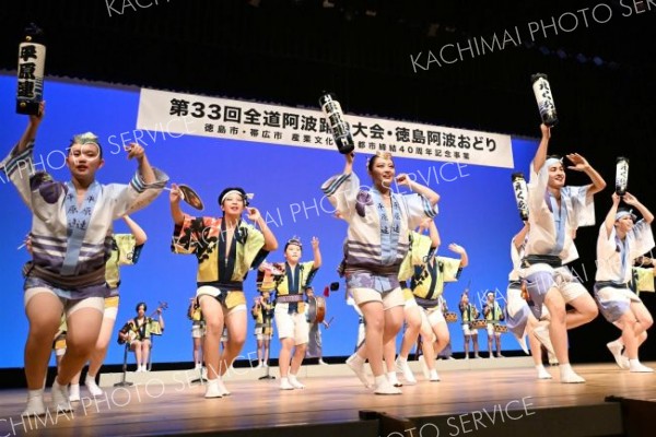 迫力のある踊りを披露した帯広平原連・エクラ合同連（２７日、須貝拓也撮影）