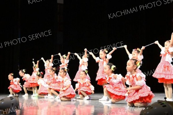 幼児から小学１年までのメンバーのかわいらしい演目「恋はあせらず」