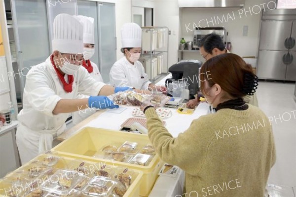 学生腕振るった料理に舌鼓　帯広調理師専門学校の学校祭～こぼれ話