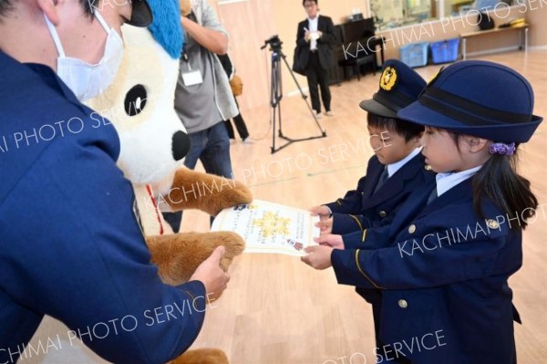 ほくとくんから委嘱状を受け取る園児