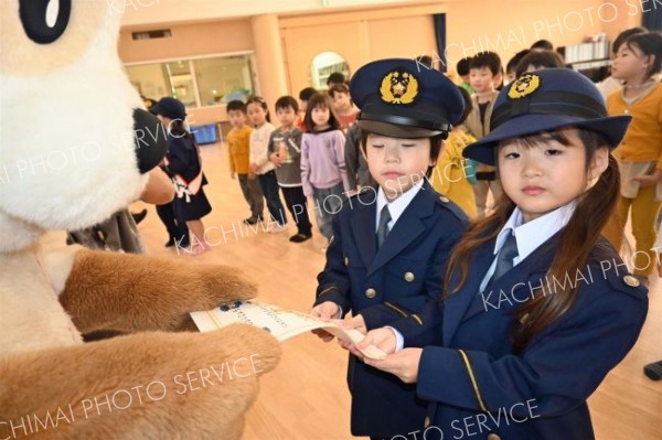 ほくとくんから委嘱状を受け取る園児