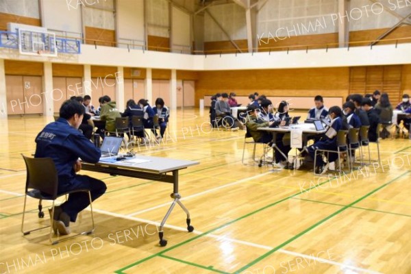 避難所の設営について意見を出し合う陸別中学校の生徒たち