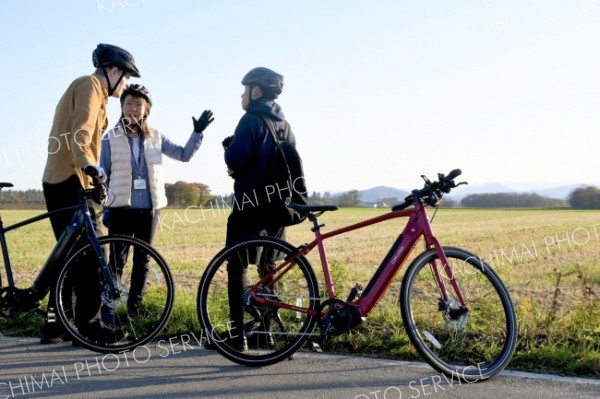 日高山脈を巡るモニターツアーを楽しむ参加者（２５日、中札内村）