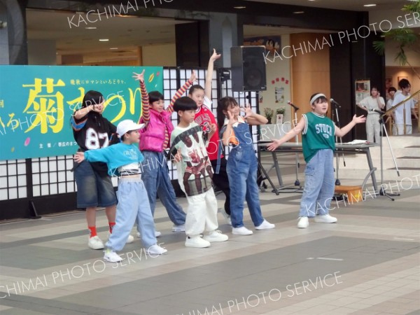 チビュニティの小学生チームのパフォーマンス