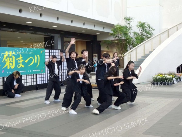 ダイナミックなダンスパフォーマンスを披露するチビュニティ