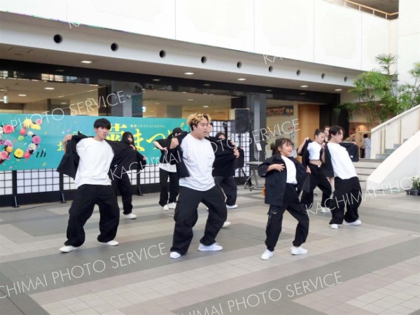 ダイナミックなダンスパフォーマンスを披露するチビュニティ