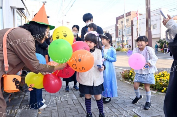 電信通で仮装パレード　ハロウィーンイベントに６５０人