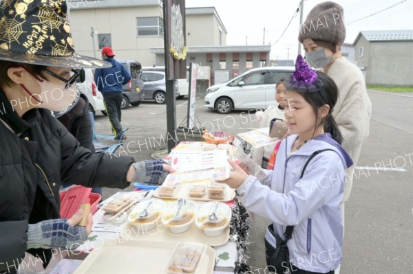 まちなかの飲食店を巡ってテークアウトのランチを買う親子（食膳場森脇で）