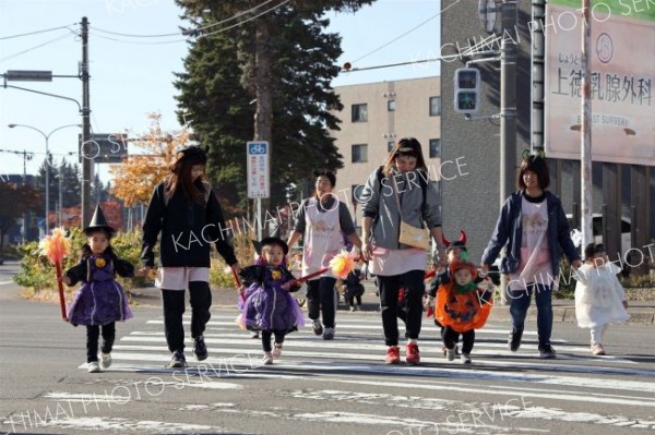 ハロウィーンの仮装をして散歩する園児ら（３０日午前１０時ごろ）