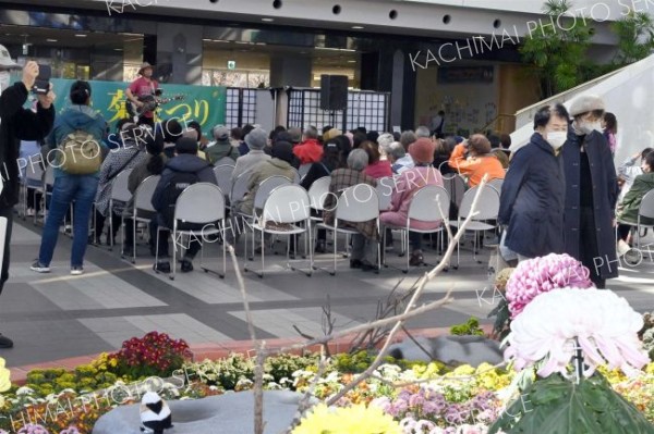 総合花壇の前のステージで開かれたライブを楽しむ来場者（３０日午前１１時ごろ、とかちプラザ）