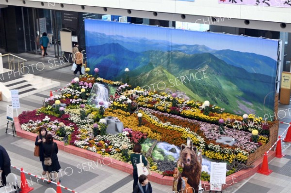 「日高山脈とお花畑」をテーマにした総合花壇