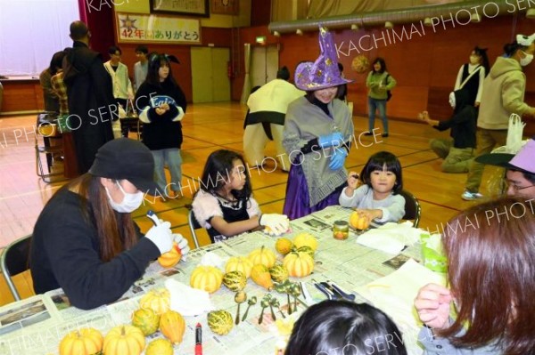 ハロウィンパーティーにぎやかに　池田高校生有志が旧利別小で開催