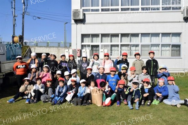 伝統農具で脱穀作業　池田小学校 4