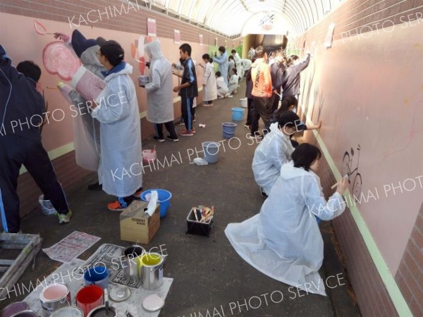 通学路の地下道に壁画　浦幌中学校