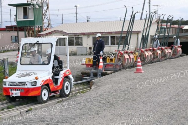 「トーイングトラクター」導入　ばんえいの新たな名物に　競走用そり運搬のトロッコをけん引