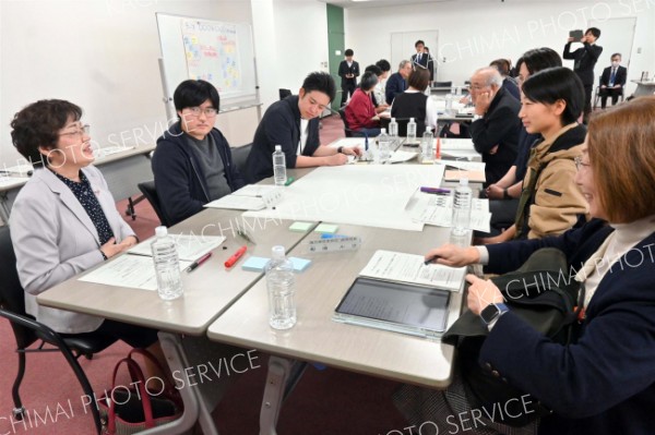 畜大生と投票率向上策など議論　市議会お出かけ意見交換会