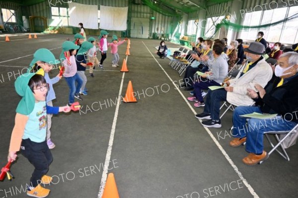 高齢者が軽スポーツで交流、園児の応援も　広尾 2