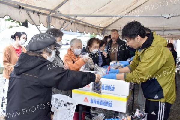 海産物に行列　北勝光生会の感謝市　陸別