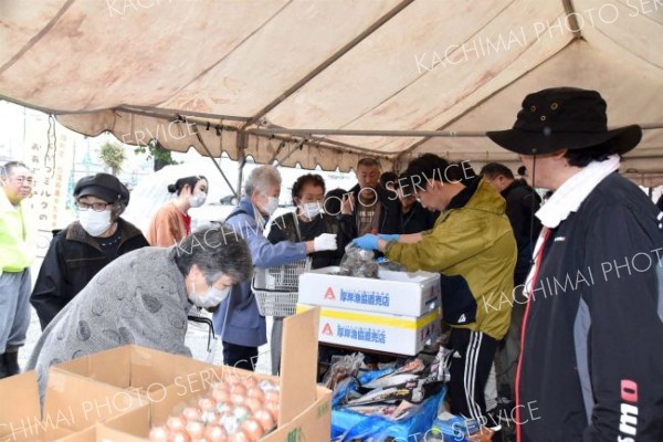 海産物や野菜などを買い求める来場者