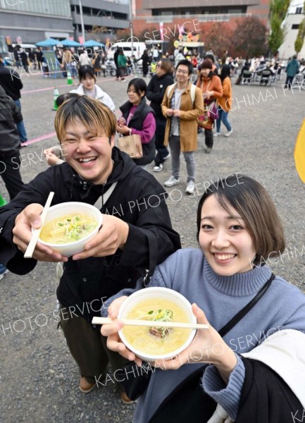 行列に並びお好みのラーメンを購入する来場者（２日午前１１時半ごろ、駅北多目的広場、塩原真撮影）