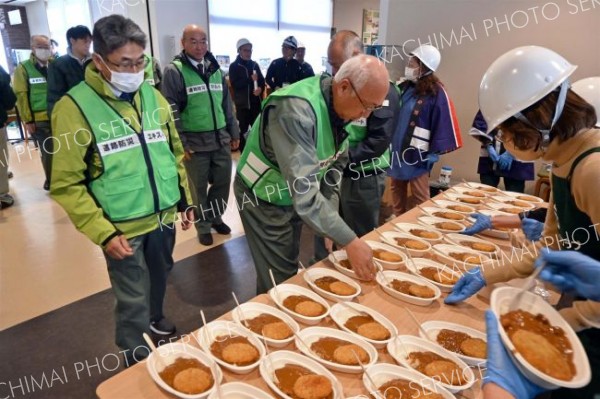 訓練参加者に道の駅内のフードコートで昼食としてインデアンカレーとコロッケが配食された