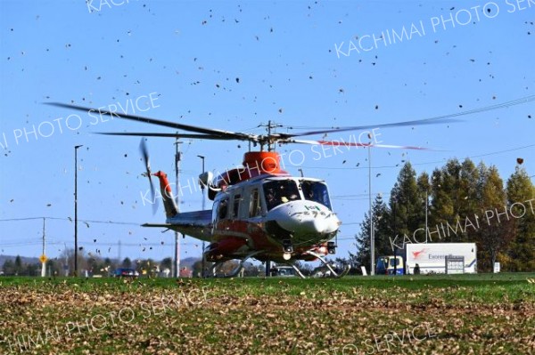 なつぞら公園に着陸した道消防防災ヘリコプター「はまなす２号」