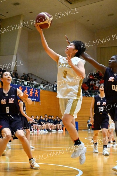 【女子決勝リーグ・帯大谷―日本航空北海道】インサイドにドライブしてシュートを放つ帯大谷の折笠瑠南