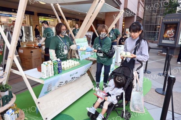 牛乳飲み比べ、酪農家が消費者と交流　都内でよつ葉ミルクフェア　管内３ＪＡも参加