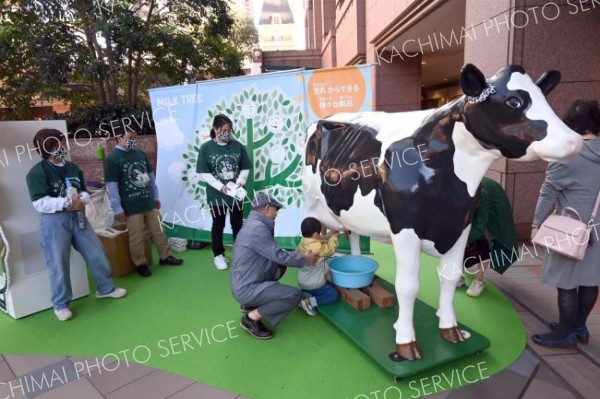 牛乳飲み比べ、酪農家が消費者と交流　都内でよつ葉ミルクフェア　管内３ＪＡも参加 4