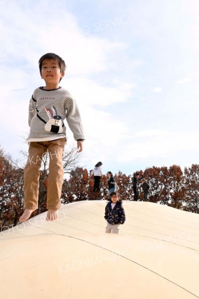 最終日も元気にジャンプ　エコパのフワフワ最終日